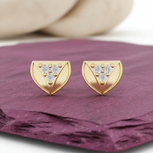 Load image into Gallery viewer, Triangular Cluster Diamond Radiance
