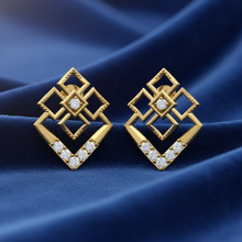 Load image into Gallery viewer, Dainty Floral Cluster Fine Diamonds